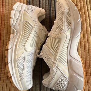 Nike Zoom Vomero 5 White Women Sz 7